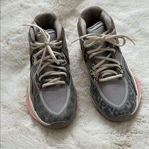 Nike Kids Sneakers in Gray and Pink